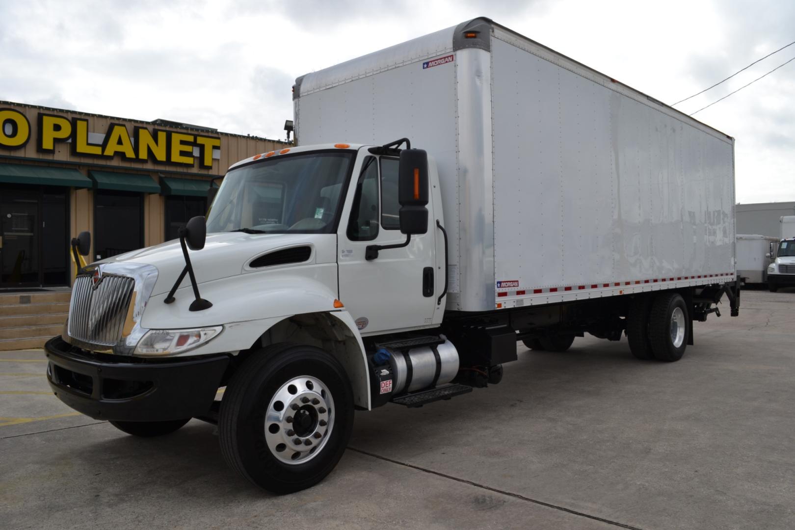 2018 WHITE /GRAY INTERNATIONAL 4300 with an CUMMINS ISB 6.7L 240HP engine, EATON FULLER PROCISION AUTOMATIC transmission, located at 9172 North Fwy, Houston, TX, 77037, (713) 910-6868, 29.887470, -95.411903 - Photo#0